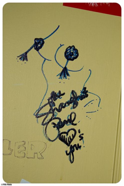 Shanghai Pearl's dressing room autograph (POC Photo)